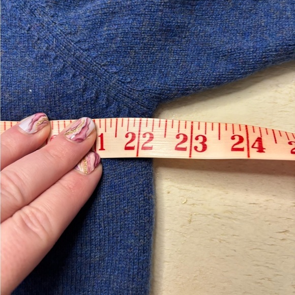 L.L. Bean Men’s Classic 100% Lambs Wool V Neck Sweater Blue Size Medium Large - Picture 3 of 5